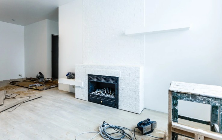 Salón con acabados de lujo y chimenea